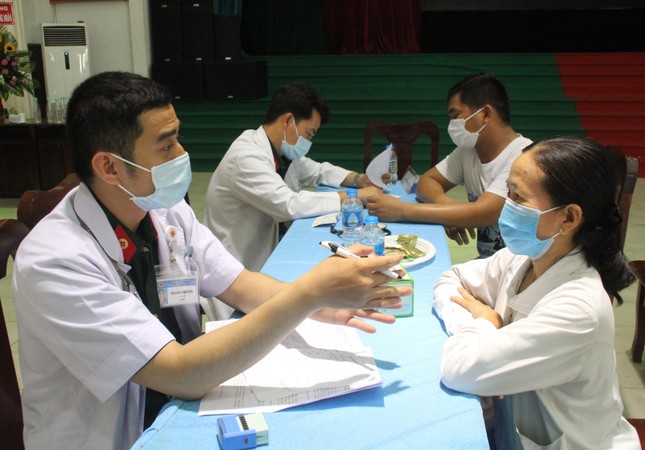 Khám bệnh, tặng quà cho 1.000 công nhân, người lao động Long An ảnh 4