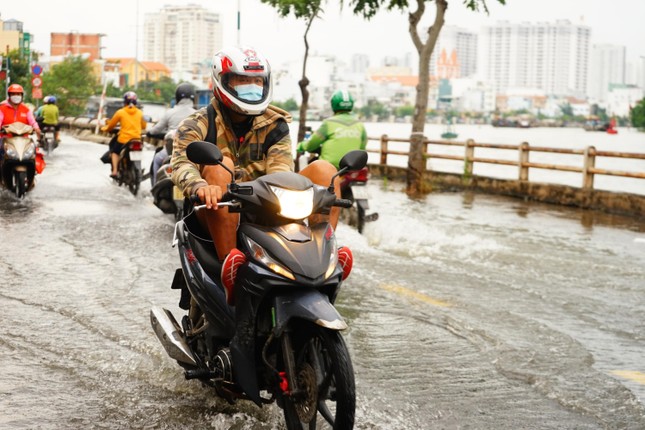 Người dân, cửa hiệu ở TPHCM khốn đốn vì triều cường dâng cao ảnh 2