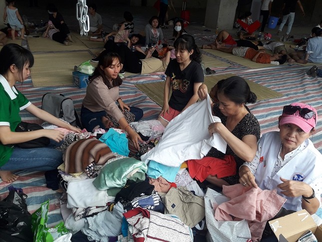 Hàng chục người mang thức ăn, nước uống cho nạn nhân vụ cháy ảnh 2