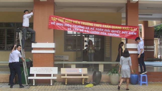 Đình chỉ hiệu trưởng vụ giáo viên treo băng rôn phản đối trong trường ảnh 1