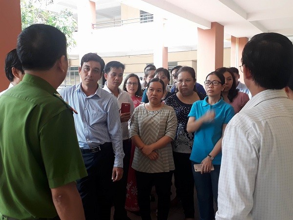 Đình chỉ hiệu trưởng vụ giáo viên treo băng rôn phản đối trong trường ảnh 2