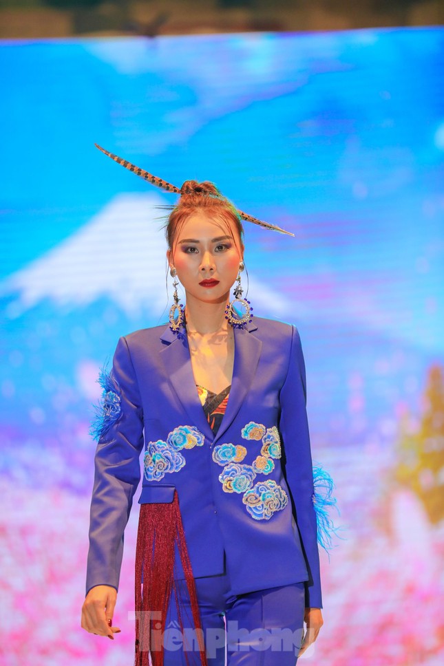 Ngắm bộ sưu tập thiết kế thời trang “lạ mắt” của học sinh, sinh viên TPHCM ảnh 16