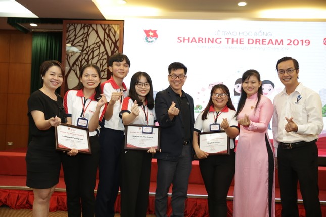 Trao học bổng 1,9 tỷ đồng cho sinh viên ảnh 1