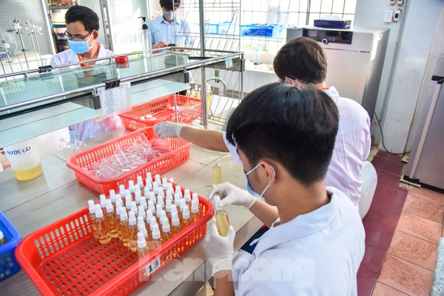 Trường ĐH bào chế nước rửa tay khô phục vụ cộng đồng ngừa virus corona ảnh 1