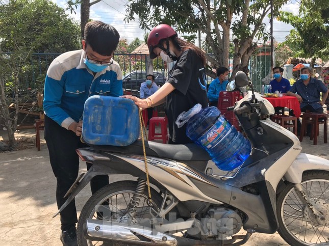 Trao tặng 13 hệ thống lọc nước nhiễm mặn cho Đồng bằng sông Cửu Long ảnh 4