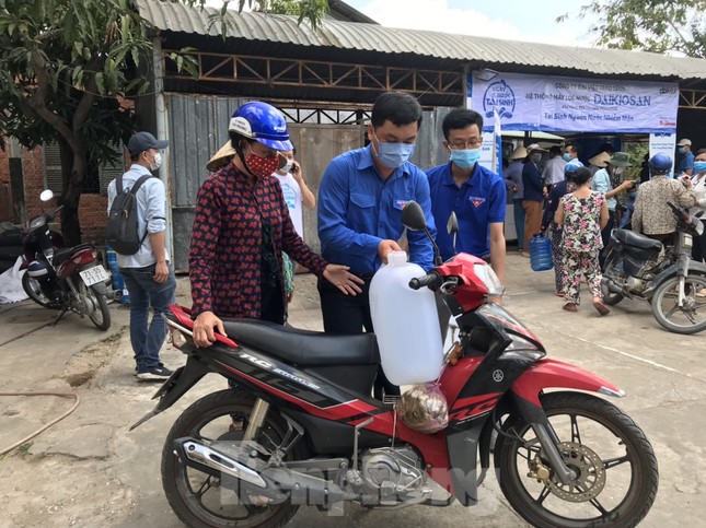 Trao tặng 13 hệ thống lọc nước nhiễm mặn cho Đồng bằng sông Cửu Long ảnh 2