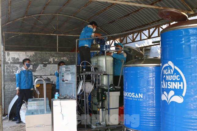 Trao tặng 13 hệ thống lọc nước nhiễm mặn cho Đồng bằng sông Cửu Long ảnh 7