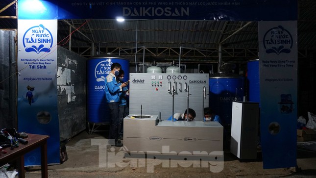 Trao tặng 13 hệ thống lọc nước nhiễm mặn cho Đồng bằng sông Cửu Long ảnh 8