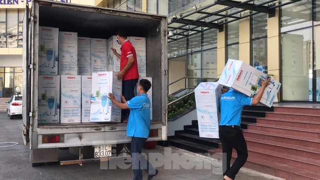 Những tấm lòng vàng đổ về khu cách ly lớn nhất nước ảnh 6