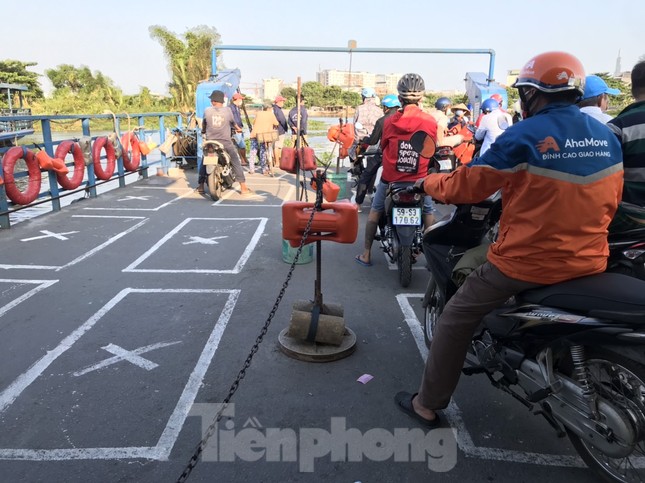 Chống dịch COVID-19, bến phà duy nhất ở nội đô TPHCM kẻ ô 2m cho hành khách đứng ảnh 3