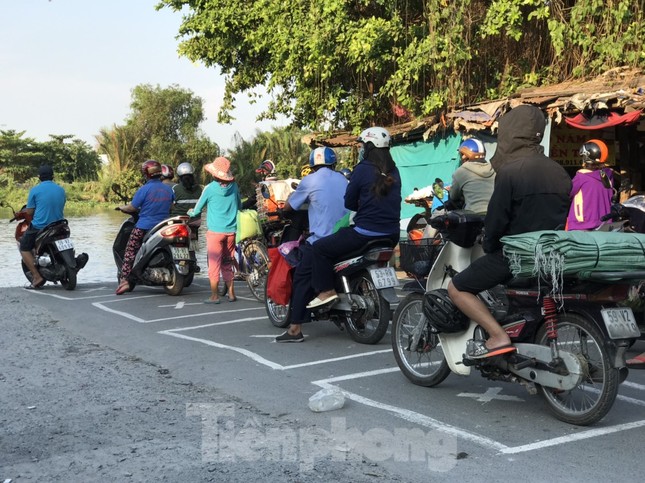 Chống dịch COVID-19, bến phà duy nhất ở nội đô TPHCM kẻ ô 2m cho hành khách đứng ảnh 2