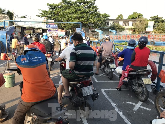 Chống dịch COVID-19, bến phà duy nhất ở nội đô TPHCM kẻ ô 2m cho hành khách đứng ảnh 5