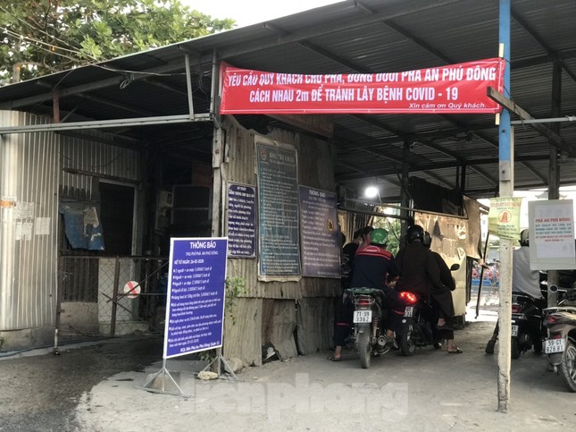 Chống dịch COVID-19, bến phà duy nhất ở nội đô TPHCM kẻ ô 2m cho hành khách đứng ảnh 4