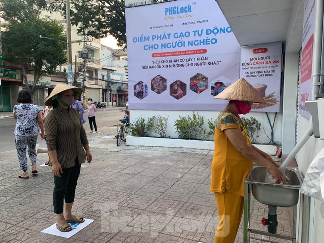 Cha đẻ ‘ATM gạo’ xin lỗi vì nhân viên phân biệt người đến nhận gạo ảnh 2