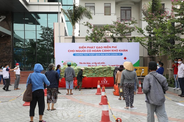 Trường ĐH ở TPHCM đặt 'ATM gạo' phát 13 tấn gạo cho người nghèo ảnh 2