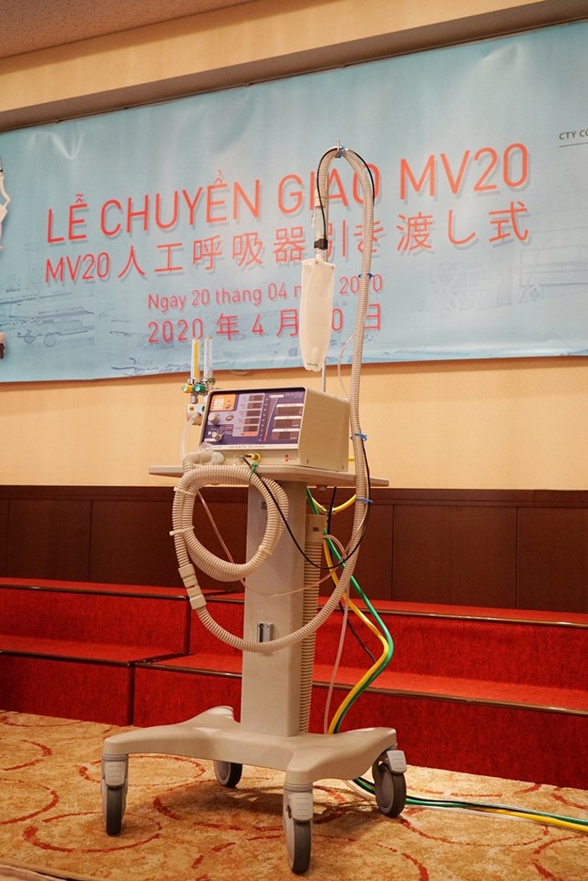 Bàn giao máy thở MV20 cho Việt Nam chống dịch COVID-19 ảnh 1
