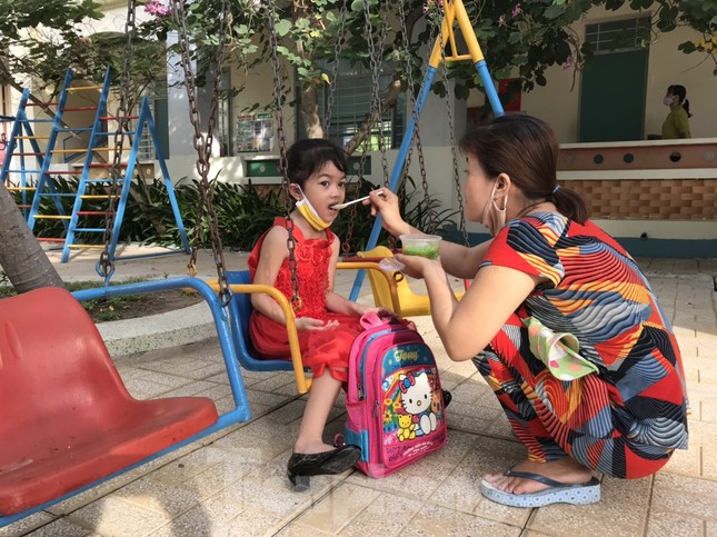 Trẻ mầm non TPHCM trở lại trường sau gần 4 tháng ở nhà vì COVID-19 ảnh 3