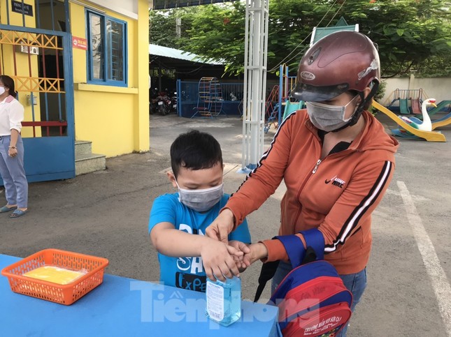 Trẻ mầm non TPHCM trở lại trường sau gần 4 tháng ở nhà vì COVID-19 ảnh 4