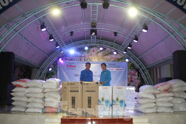 'Tiền Phong tiếp sức cộng đồng' đến với Trung tâm nhân đạo Quê Hương ảnh 1