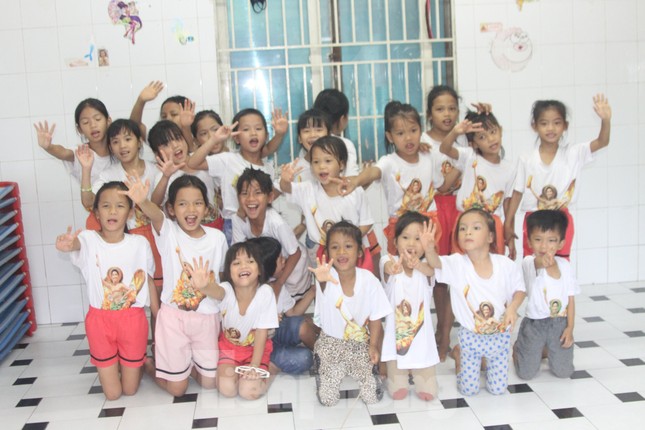 'Tiền Phong tiếp sức cộng đồng' đến với Trung tâm nhân đạo Quê Hương ảnh 2