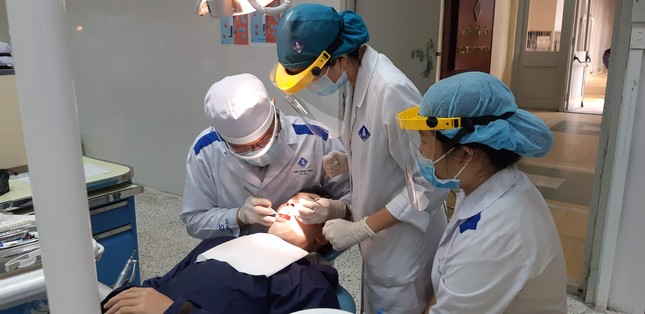Trường ĐH Y dược TPHCM cho sinh viên thi tốt nghiệp muộn nếu mắc COVID-19 ảnh 1