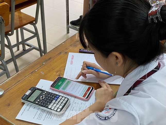 Hàng ngàn học sinh TPHCM thi giữa kỳ trên điện thoại ảnh 1