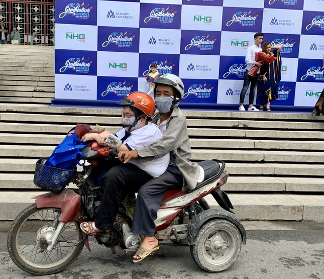 Tấm bằng đại học loại giỏi đổi bằng nước mắt của cha con nam sinh bại liệt ảnh 4