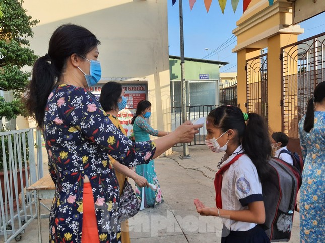 Gần 1,7 triệu học sinh TPHCM chính thức quay lại trường học ảnh 3