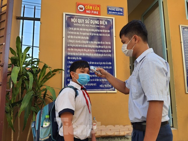 Gần 1,7 triệu học sinh TPHCM chính thức quay lại trường học ảnh 2