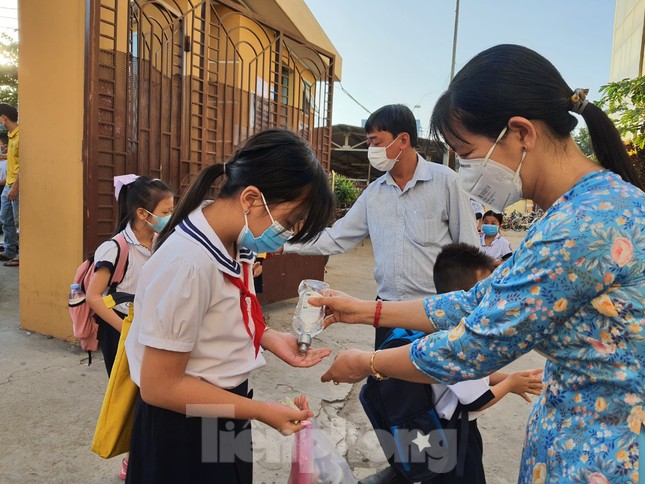 Gần 1,7 triệu học sinh TPHCM chính thức quay lại trường học ảnh 1