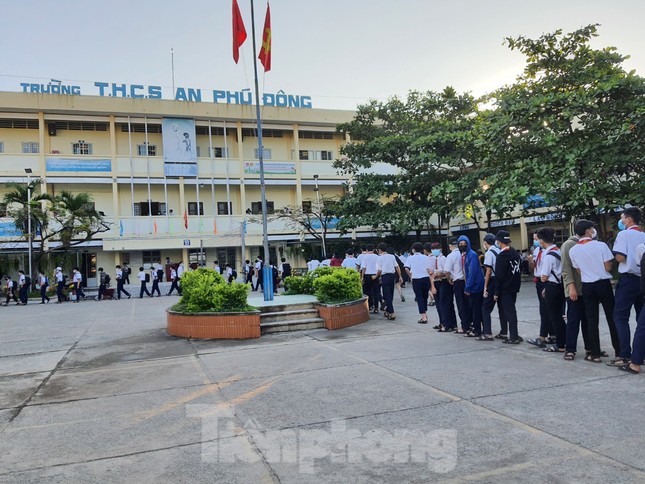 Gần 1,7 triệu học sinh TPHCM chính thức quay lại trường học ảnh 6