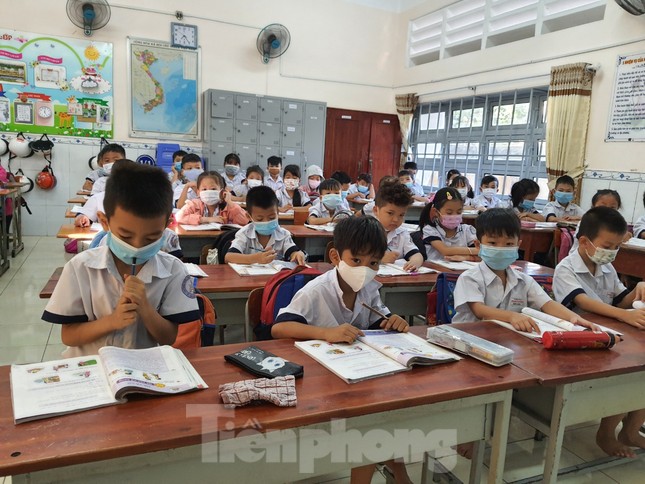 Gần 1,7 triệu học sinh TPHCM chính thức quay lại trường học ảnh 7