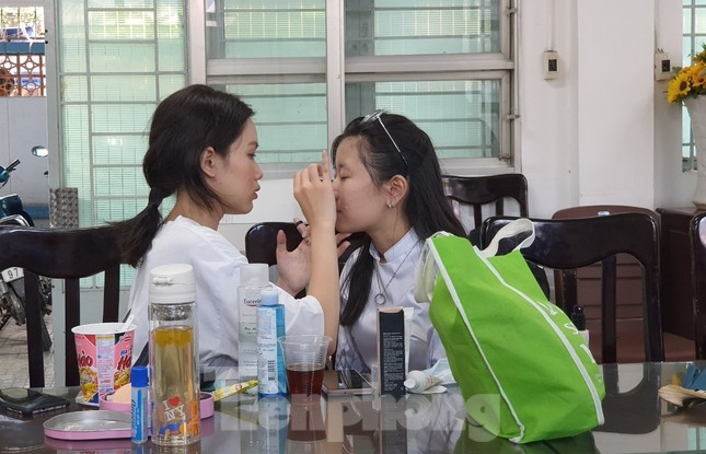 Được vào vai giáo viên, em mới hiểu thầy cô vất vả thế nào! ảnh 2