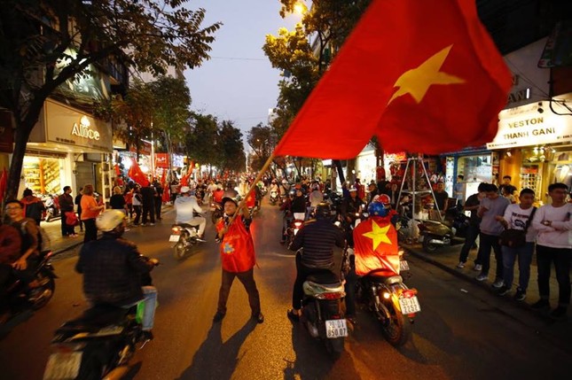 500 CSCĐ Hà Nội 'xuyên đêm' sau chiến thắng U23 Việt Nam ảnh 1