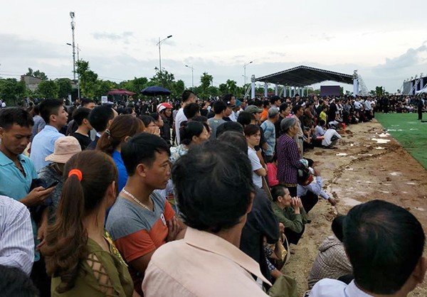 Người dân Ninh Bình ôm di ảnh Chủ tịch nước đón linh cữu ảnh 2