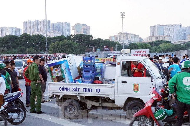 Cảnh sát thắt chặt an ninh tại sân Mỹ Đình trước giờ bóng lăn ảnh 8
