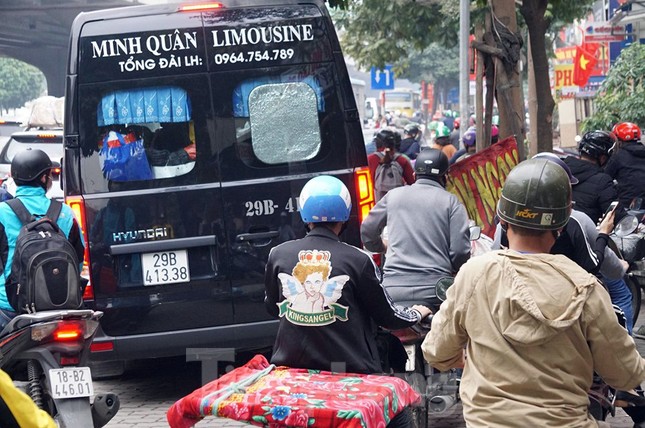 Người dân chở đào, quất về quê đón Tết, đường phố Hà Nội tê liệt ảnh 8