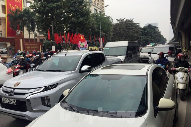 Người dân chở đào, quất về quê đón Tết, đường phố Hà Nội tê liệt ảnh 11