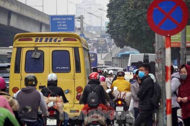 Người dân chở đào, quất về quê đón Tết, đường phố Hà Nội tê liệt ảnh 12