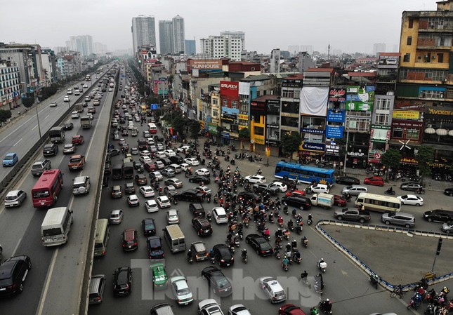 Người dân chở đào, quất về quê đón Tết, đường phố Hà Nội tê liệt ảnh 1