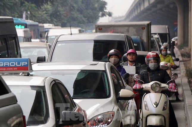Người dân chở đào, quất về quê đón Tết, đường phố Hà Nội tê liệt ảnh 5