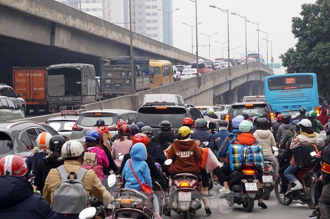 Người dân chở đào, quất về quê đón Tết, đường phố Hà Nội tê liệt ảnh 3