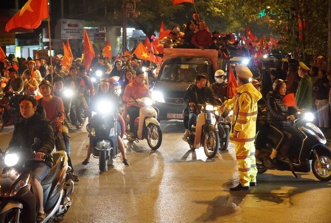 Cảnh sát Hà Nội hóa trang chống đua xe đêm giao thừa ảnh 2