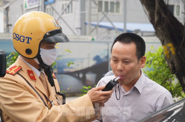 Tài xế vi phạm nồng độ cồn, gây tai nạn rồi gọi điện cầu cứu người thân ảnh 1
