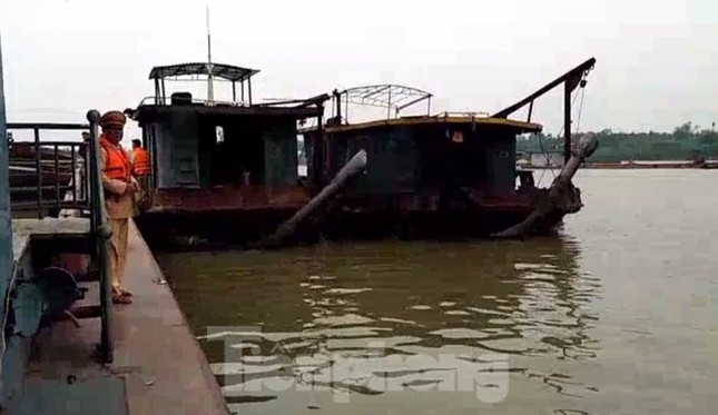 Bắt quả tang 'cát tặc' khai thác trái phép trên sông Hồng ảnh 1
