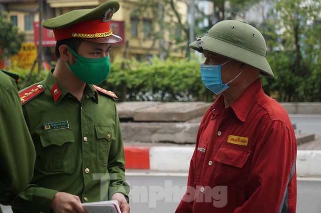 Xử phạt hàng loạt người không đeo khẩu trang khi ra đường ngày đầu cách ly toàn xã hội ảnh 2