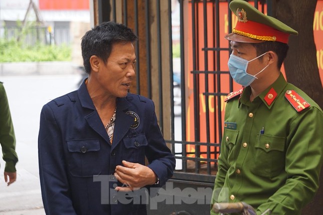 Xử phạt hàng loạt người không đeo khẩu trang khi ra đường ngày đầu cách ly toàn xã hội ảnh 1