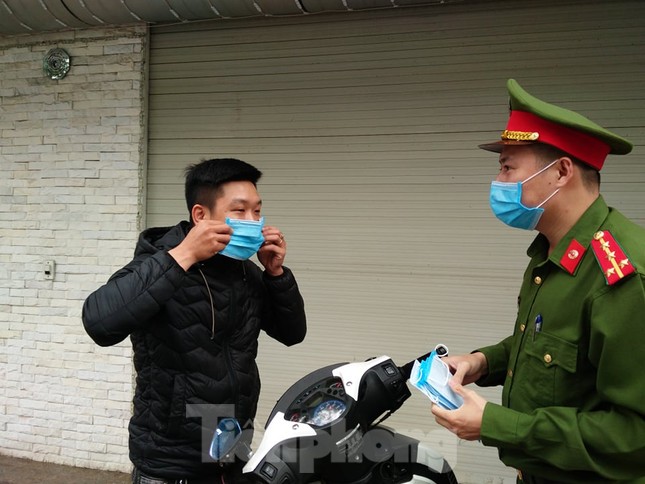 Xử phạt hàng loạt người không đeo khẩu trang khi ra đường ngày đầu cách ly toàn xã hội ảnh 3
