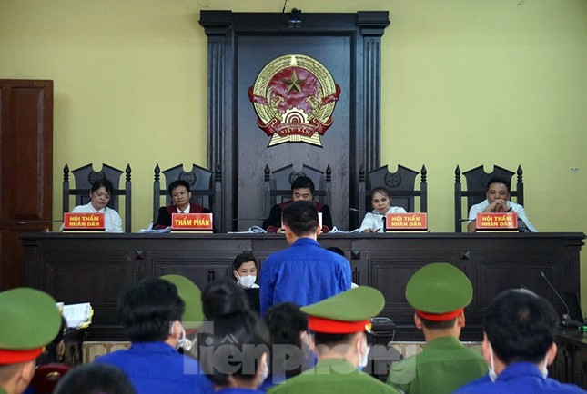 Xét xử gian lận thi ở Sơn La: Cựu Giám đốc sở giáo dục nhờ cấp dưới giúp cho 8 thí sinh ảnh 1