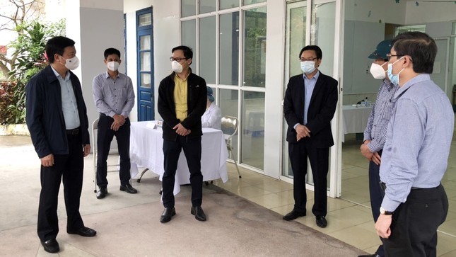 Bí thư Hải Dương thị sát nơi tiêm lượt vắc-xin ngừa COVID-19 đầu tiên ảnh 1